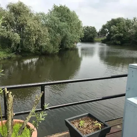 Ruime Woonboot In Centrum Villa